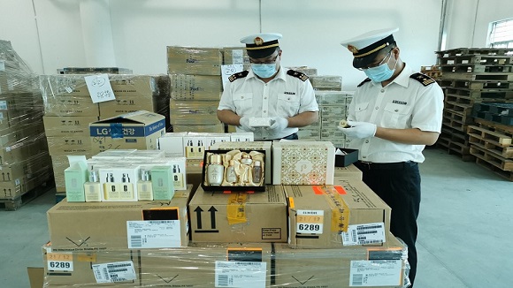 查获涉嫌走私进口化妆品图片